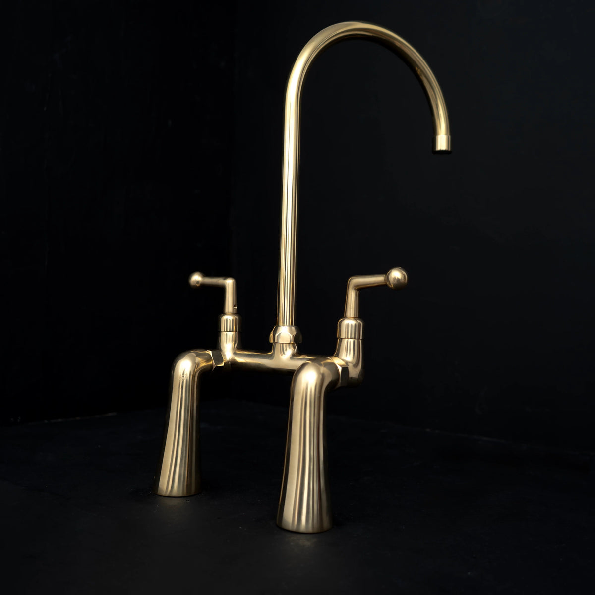 Solid Brass Kitchen Faucet – Handcrafted Single-Lever – detail of single-lever handle