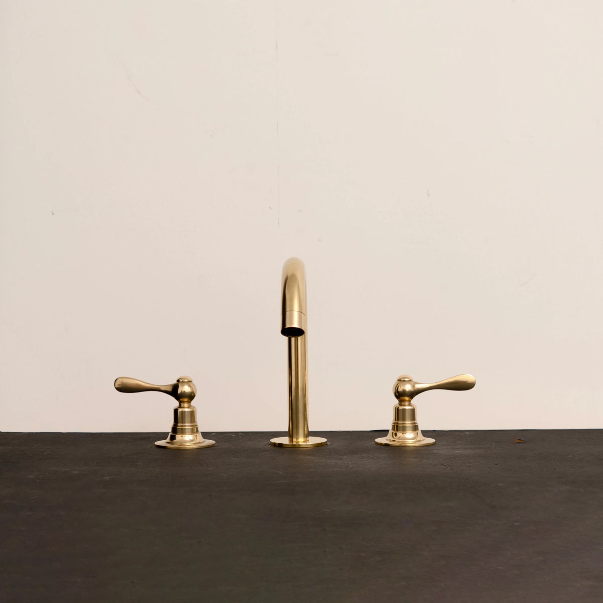 Deck-Mounted Bathroom Faucet – Solid Brass Single-Lever – detail of single-lever handle