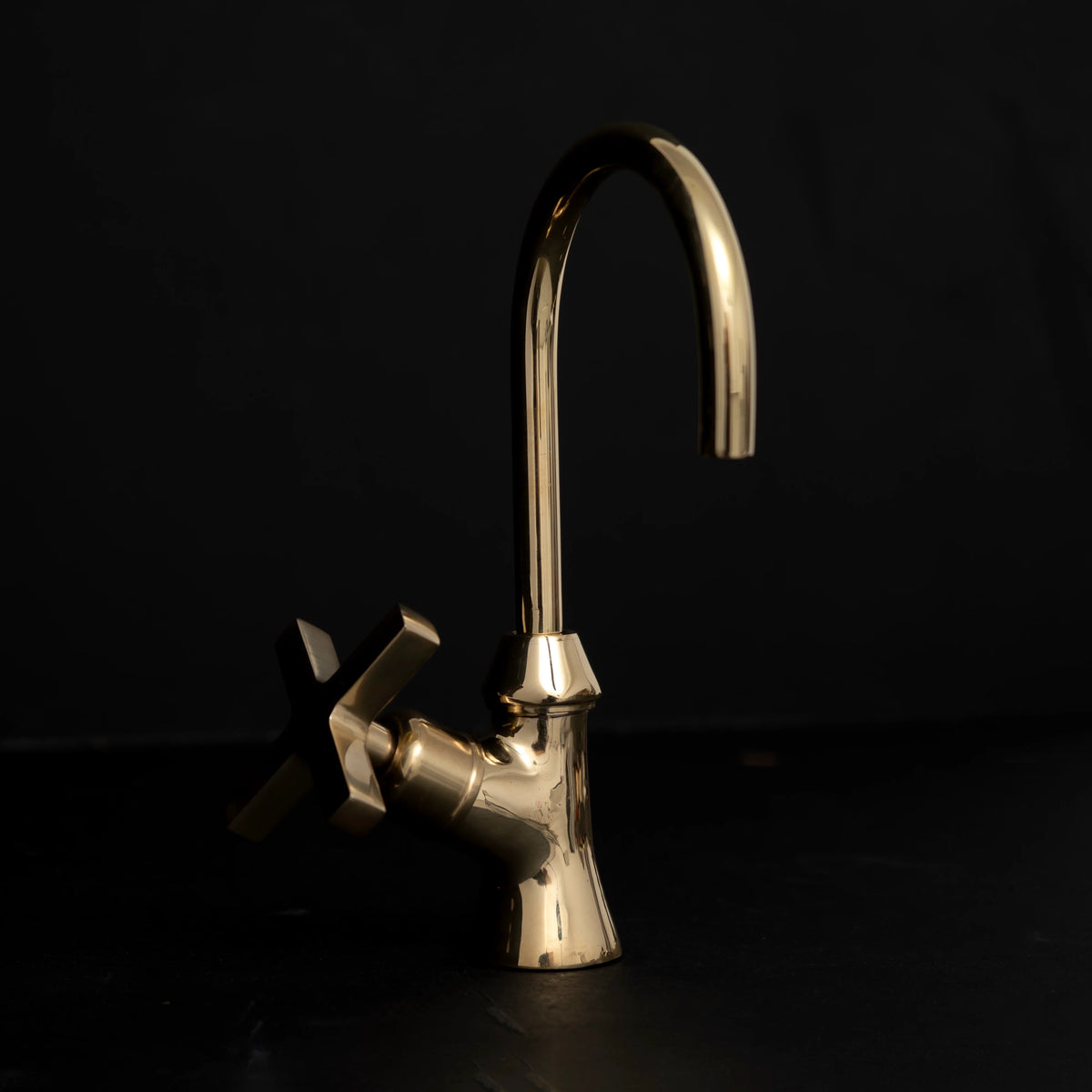 Unlacquered Brass Kitchen Water Dispenser – Filtration Faucet – detail of handle and finish