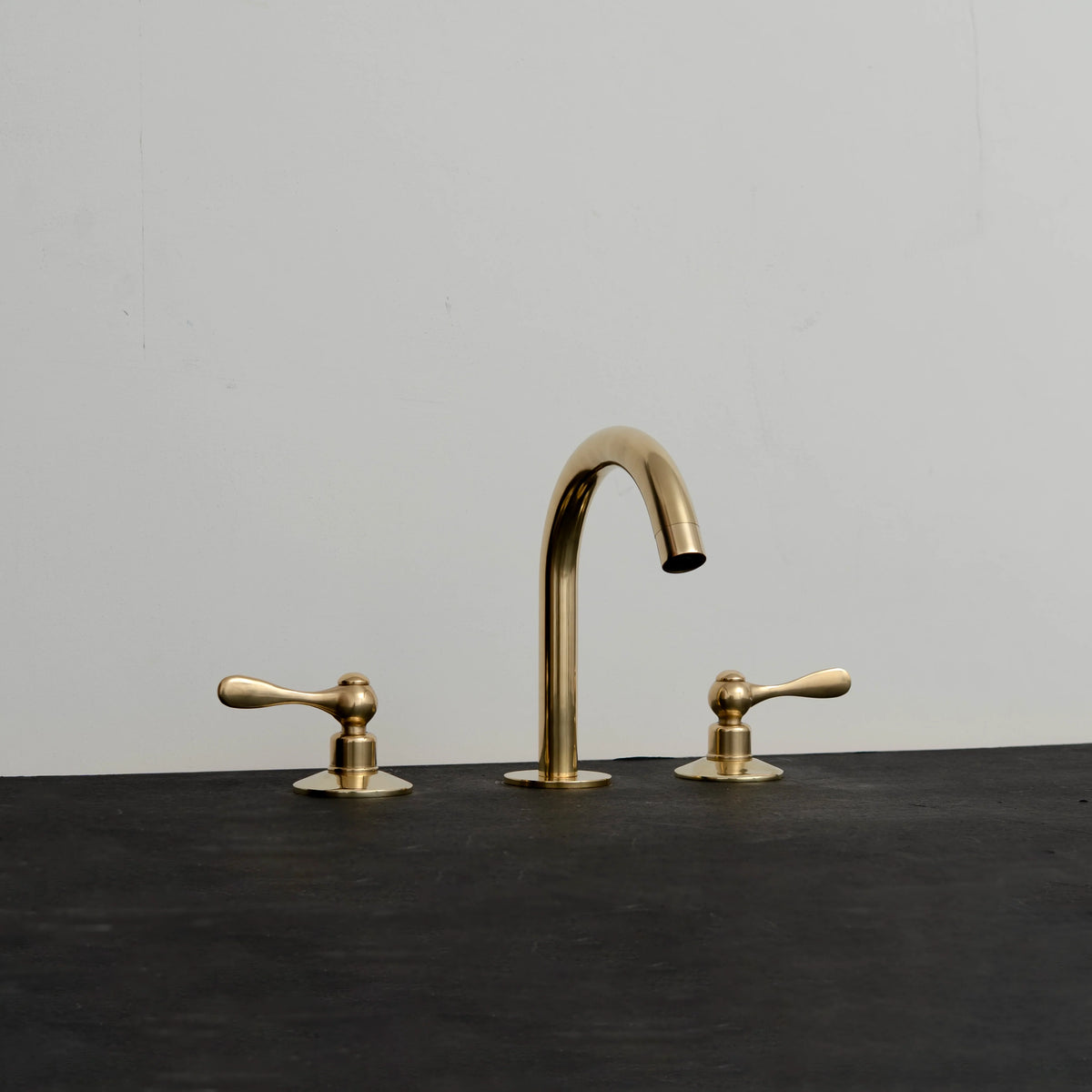 Mid-Century Solid Brass Bathroom Faucet – Deck-Mount – detail of handle