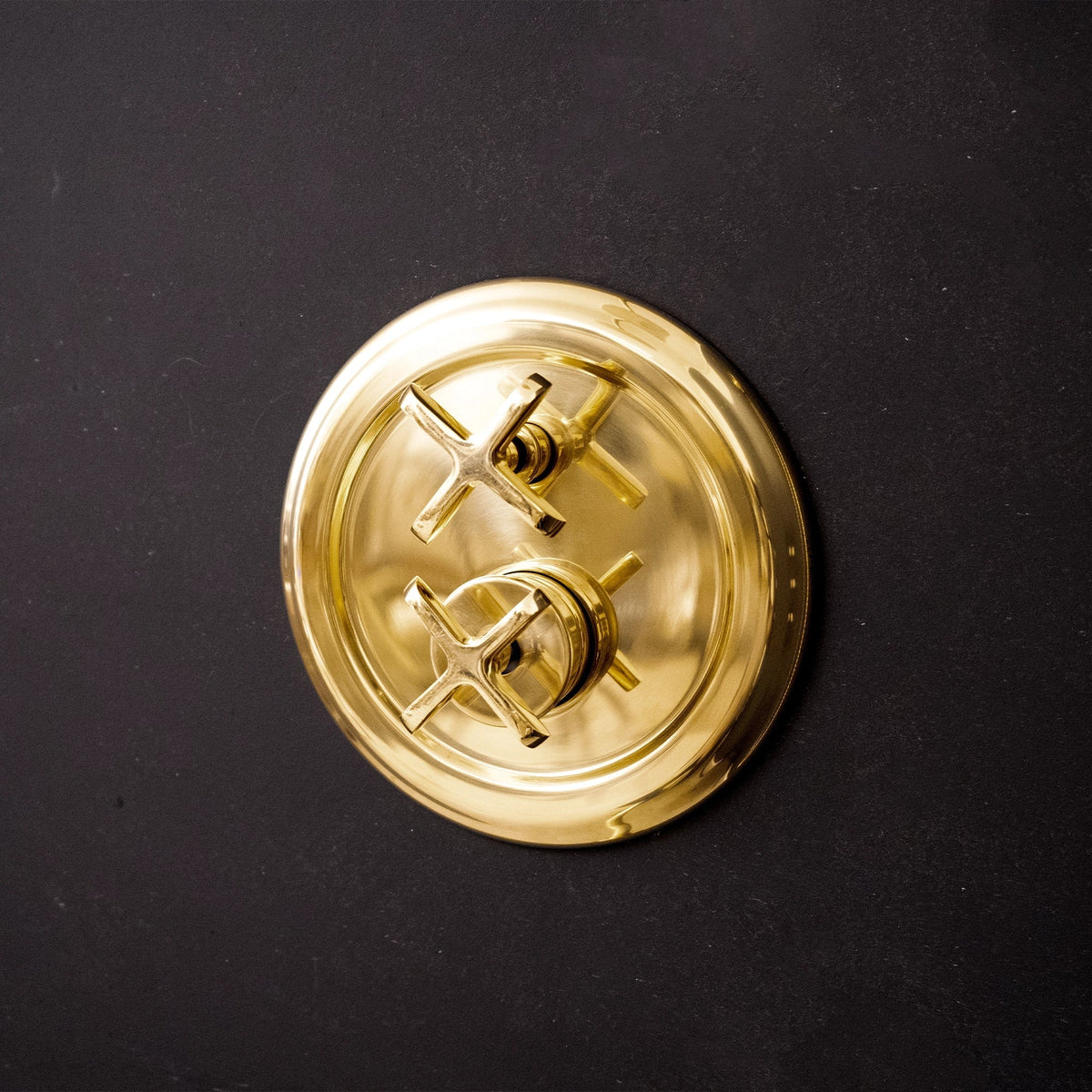 Unlacquered Brass Thermostatic Shower System – Configurable Outlets – detail of handle and finish