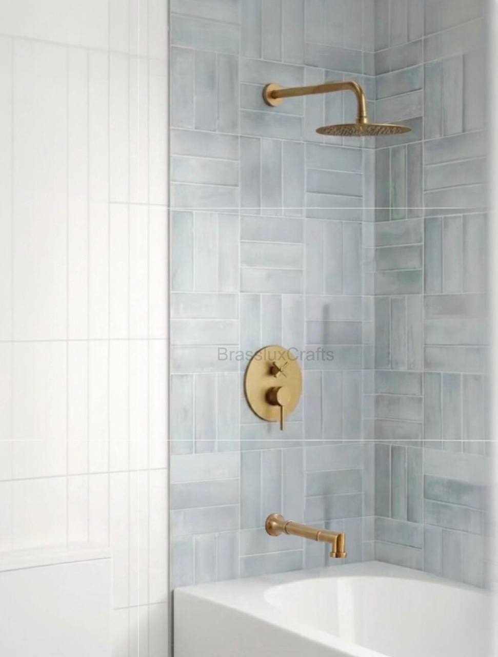 Bano tub and shower system – close-up of shower head